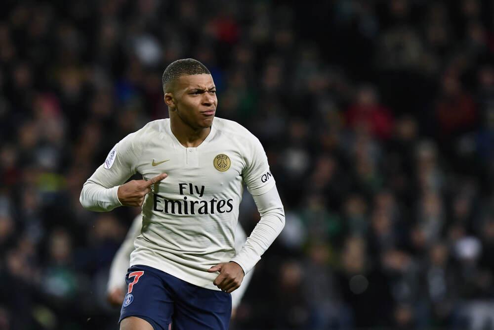 今日趣图：上一个在右边锋大放异彩的英超左后卫 后来1亿去了皇马